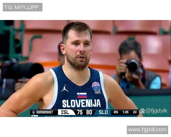 惊险一幕！东契奇运球被杰伦生断，随即完成精彩暴扣！